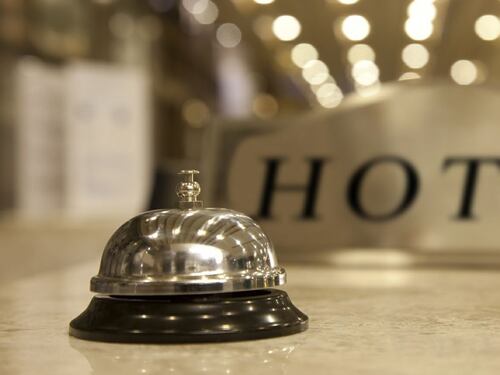 "Quando la ventenne ti guarda...": Receptionist d’albergo nei guai per un tweet