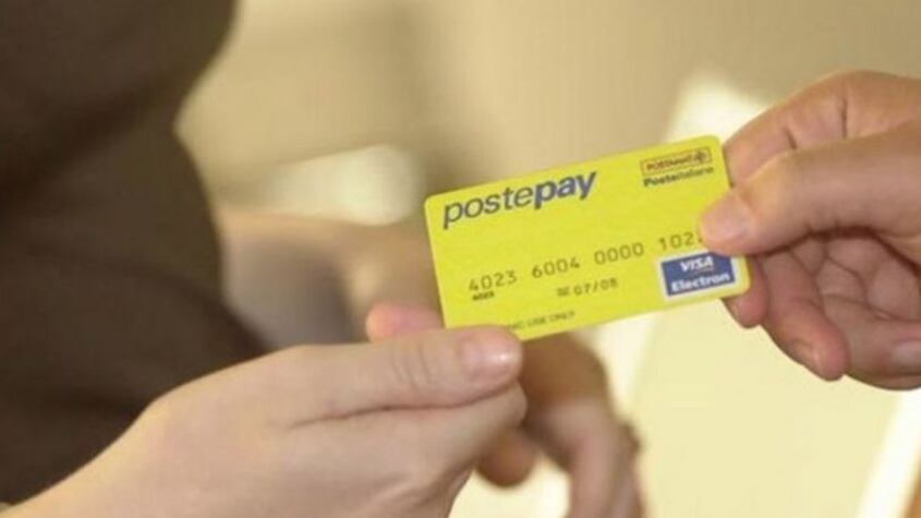 Postepay, la truffa telefonica del falso call center: conti svuotati