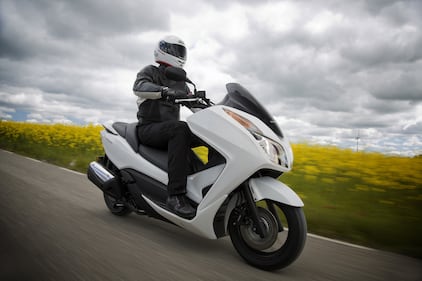 A confronto: Honda Forza 300 Suzuki Burgman 400 9