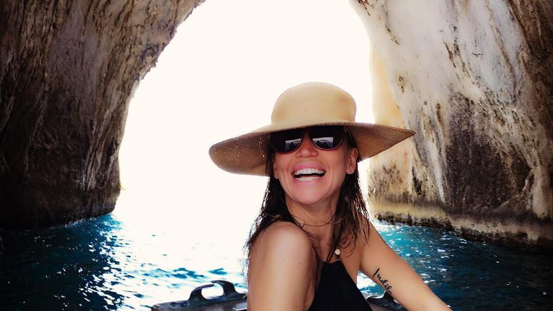 Claudia Galanti se la spassa a Capri. I fan: "Ma non eri in miseria?"
