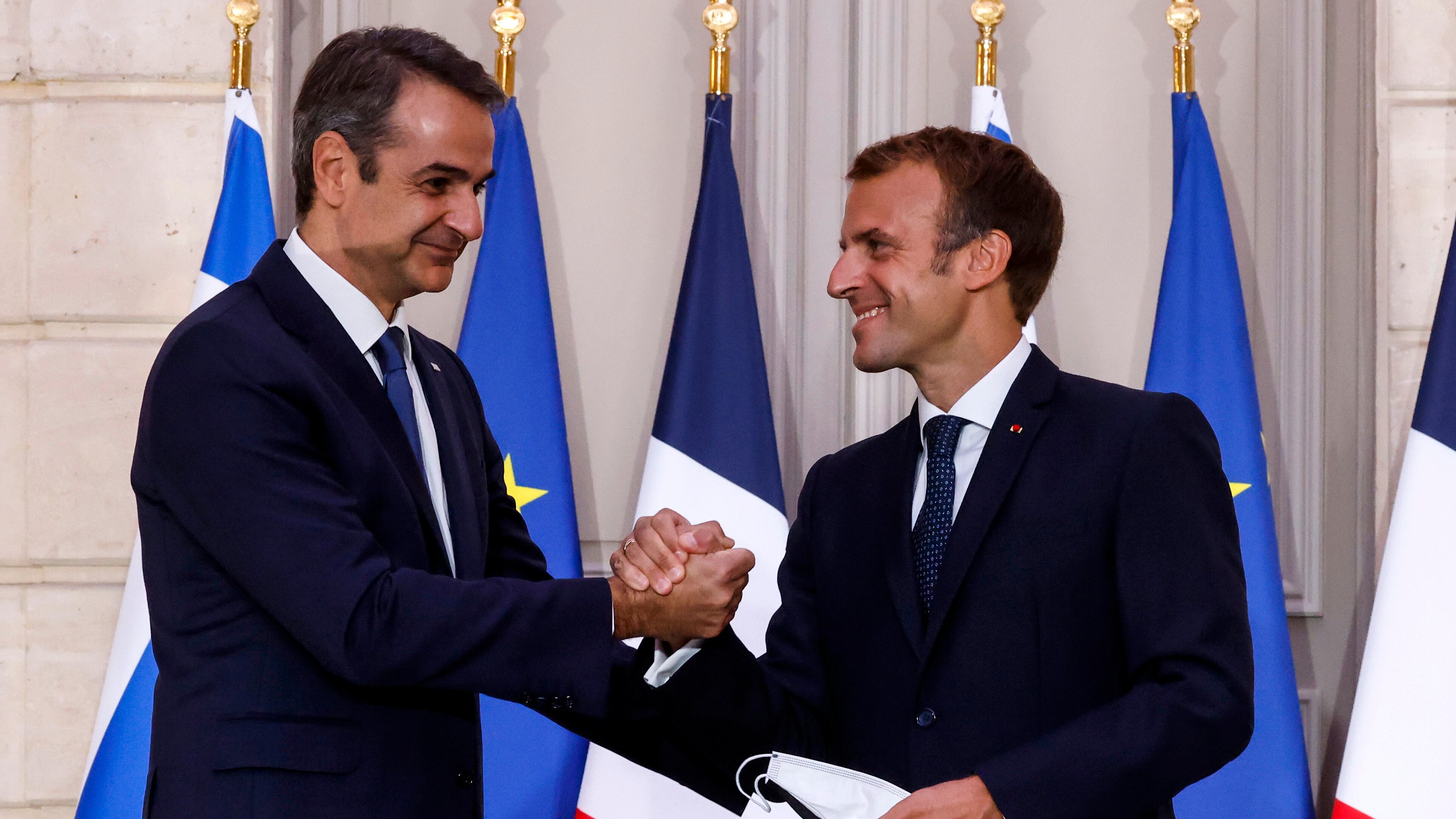 Macron sigla un accordo con la Grecia anti-Turchia