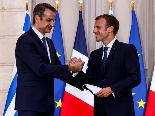 Macron sigla un accordo con la Grecia anti-Turchia