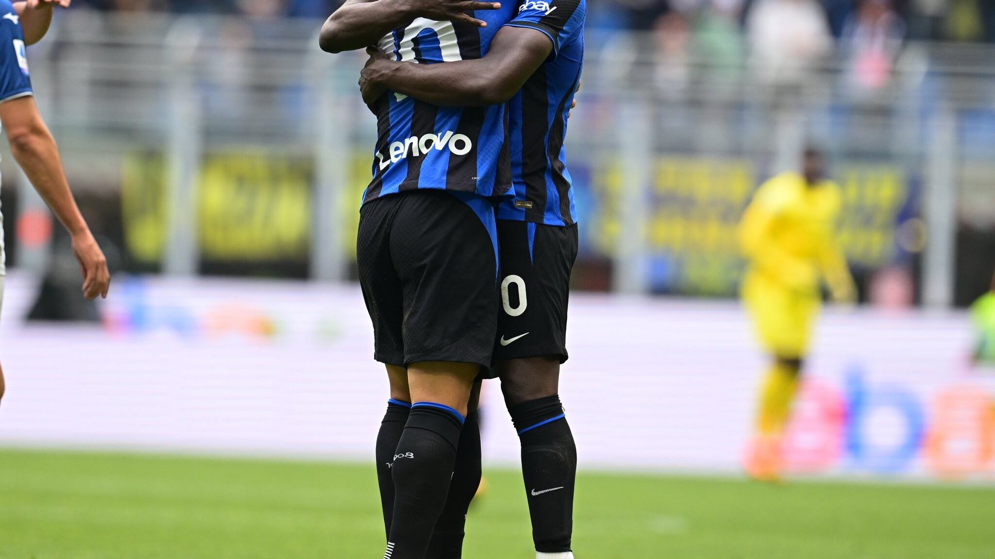 L’Inter rimonta la Lazio e serve l’assist scudetto al Napoli, è 3-1 a San Siro