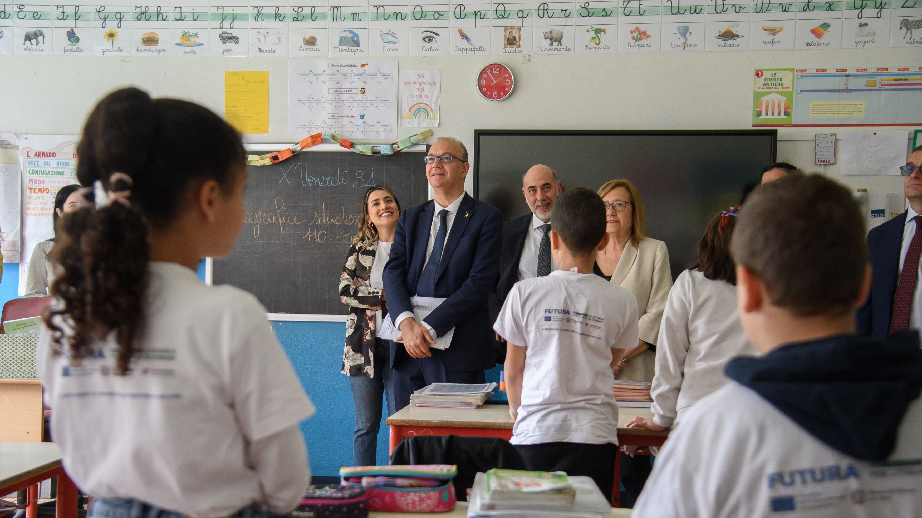 A scuola vietato lo smartphone (anche a uso didattico), ma torna il diario. Tutte le novità