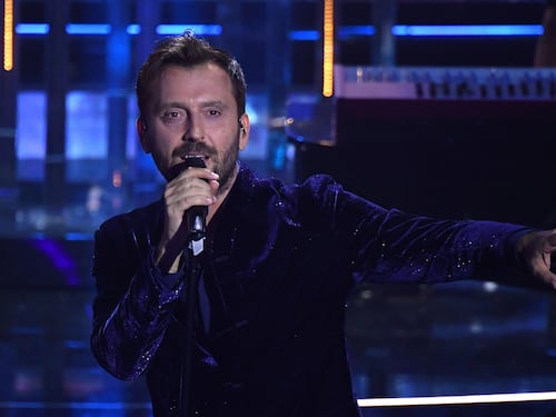 Cesare Cremonini scalda la terza serata del Festival