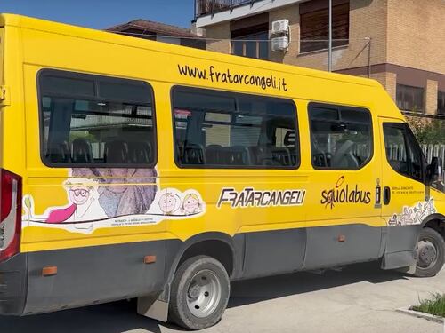 "Dimenticato per 8 ore". Bimbo di 3 anni lasciato sullo scuolabus
