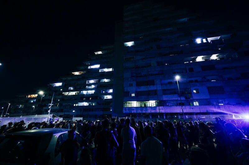 Crolla ballatoio a Scampia: 2 morti e 13 feriti nella Vela Celeste 1