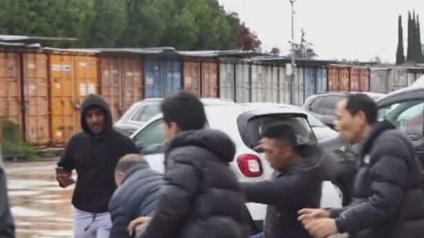 “La madrepatria ci sostiene”: il messaggio che allarma Prato dopo l'aggressione contro gli agenti della Digos