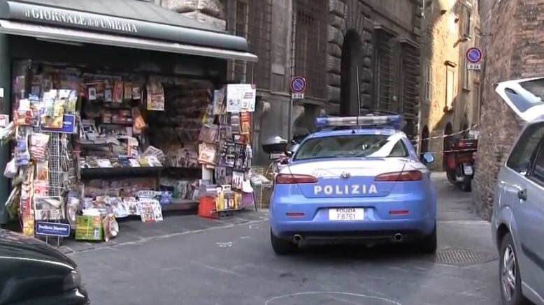 Perugia, lo straniero "complottista" attacca agenti: "Mi perseguitano"