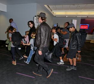 I "Brangelina" in aeroporto a Parigi 5