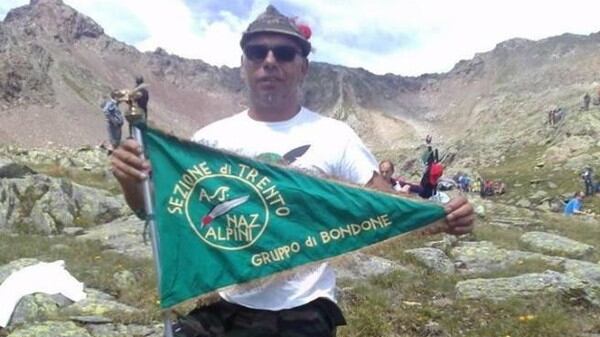 Due mesi di agonia e poi la morte. Alpino di 57 anni ucciso da una puntura di zecca