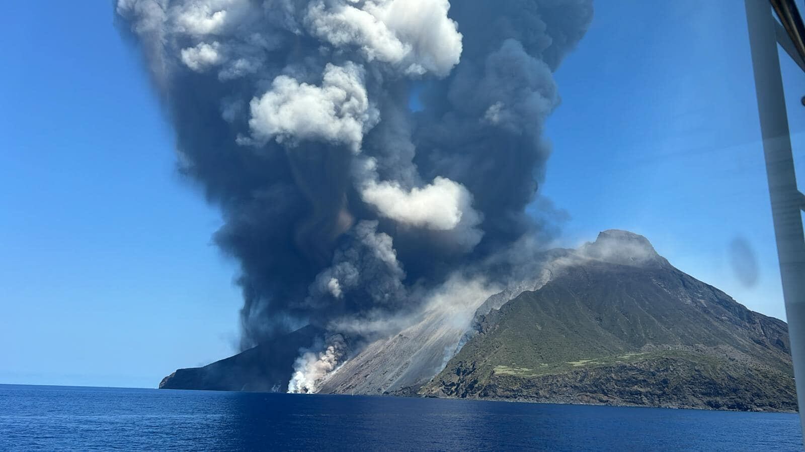 Stromboli di nuovo in eruzione: nube avvolge l'isola