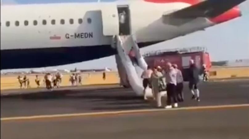 Paura a bordo di un aereo British Airways: atterraggio d'emergenza a Valencia