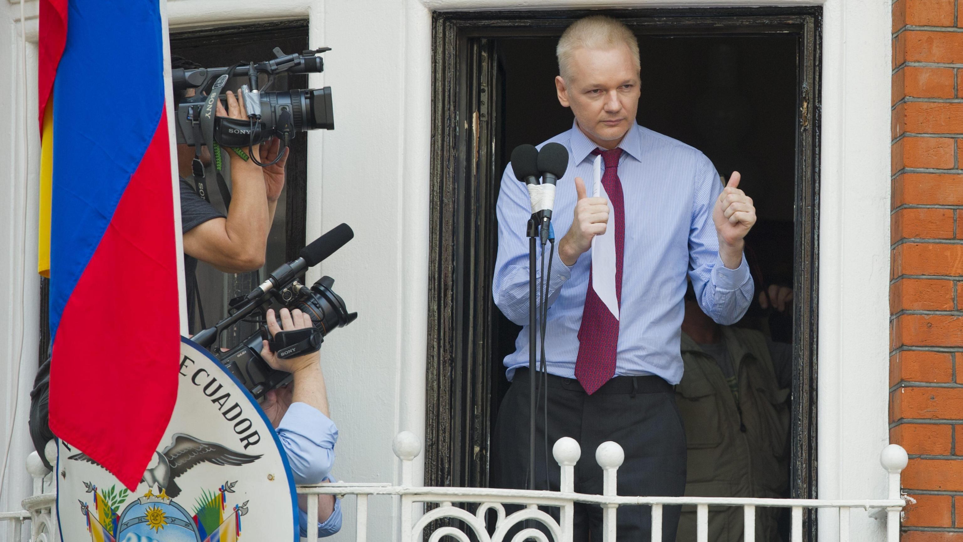 Assange, dai "leaks" alle passerelle