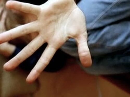 Violentato con un bastone, 14enne muore per emorragia