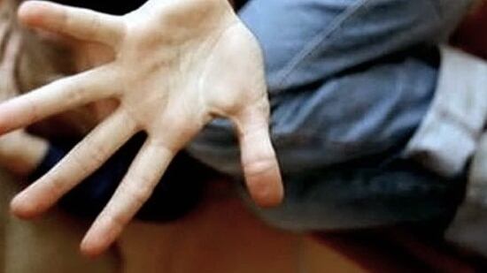 Violentato con un bastone, 14enne muore per emorragia