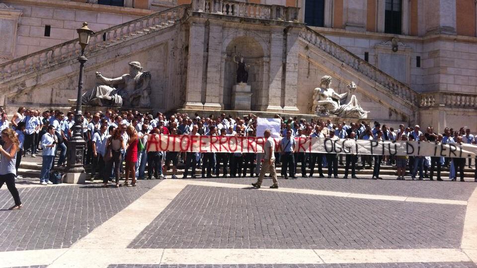 Roma, i grillini cavalcano la protesta dei dipendenti Atac