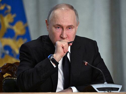 Putin a corto di argomenti gioca la carta Lukashenko. "L'Ue si prepara a colpirci"
