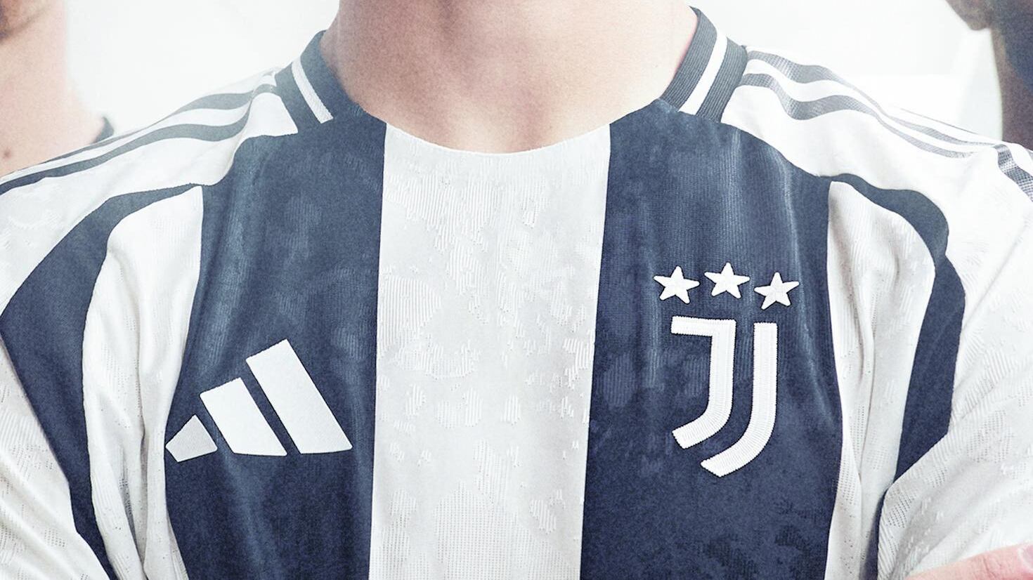 Juve, la maglia va sulla "luna" (per ora) senza sponsor