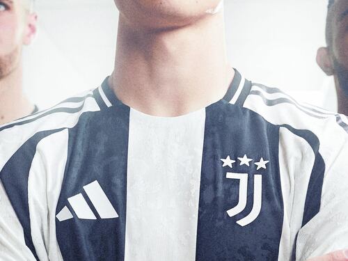 Juve, la maglia va sulla "luna" (per ora) senza sponsor
