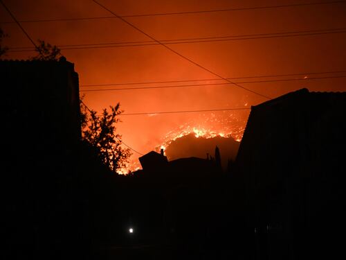Grecia in fiamme, è strage di migranti. Tra i morti carbonizzati anche due bimbi
