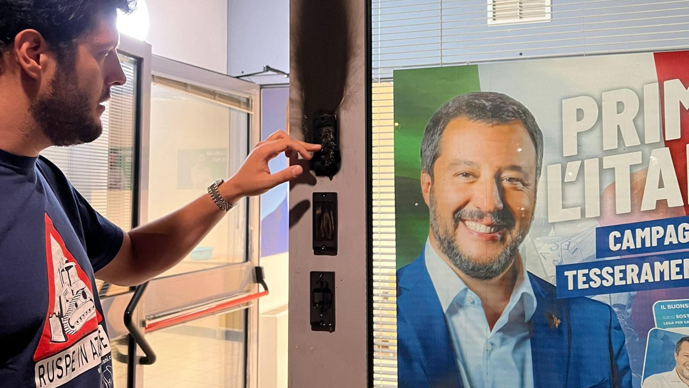 Raid contro la Lega, fuoco in sede a Firenze. Ma la sinistra tace