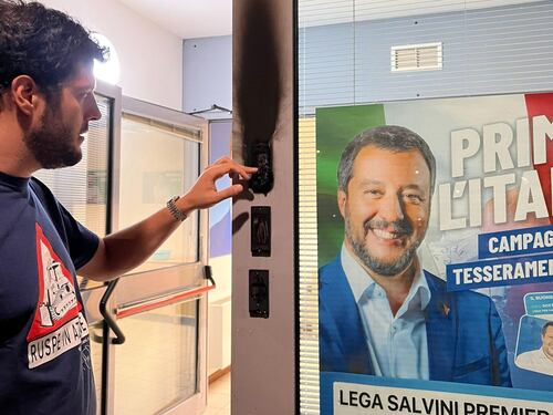Raid contro la Lega, fuoco in sede a Firenze. Ma la sinistra tace