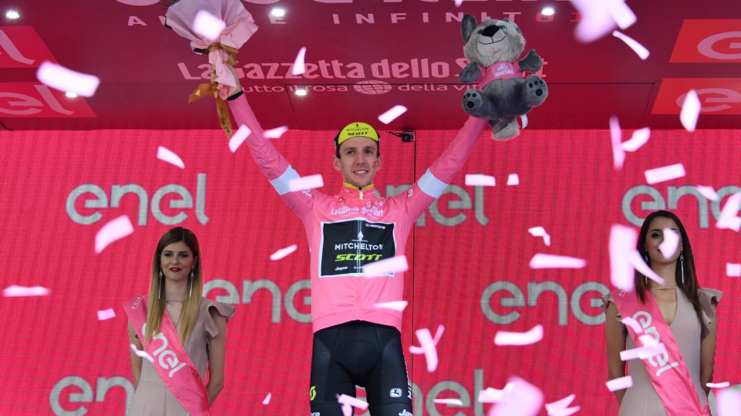 Giro d'Italia, Dennis vince la tappa cronometro. Yates in rosa