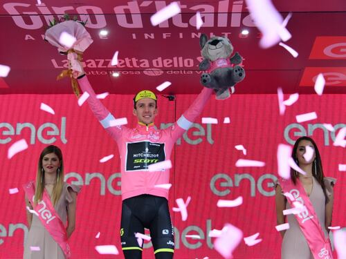 Giro d'Italia, Dennis vince la tappa cronometro. Yates in rosa