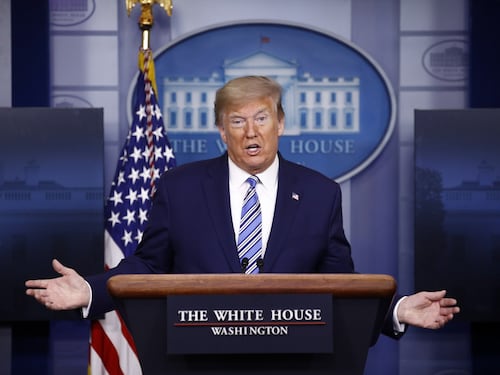 Trump chiude i confini: "Stop alle green card: tuteliamo lavoratori Usa"