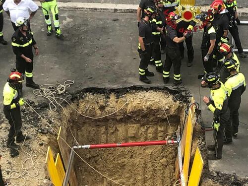Crolla un tunnel nel quartiere San Pietro: uomo resta intrappolato