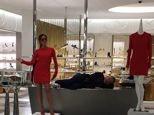 Victoria Beckham diventa un manichino per lanciare la sua linea di moda