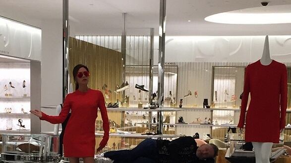 Victoria Beckham diventa un manichino per lanciare la sua linea di moda
