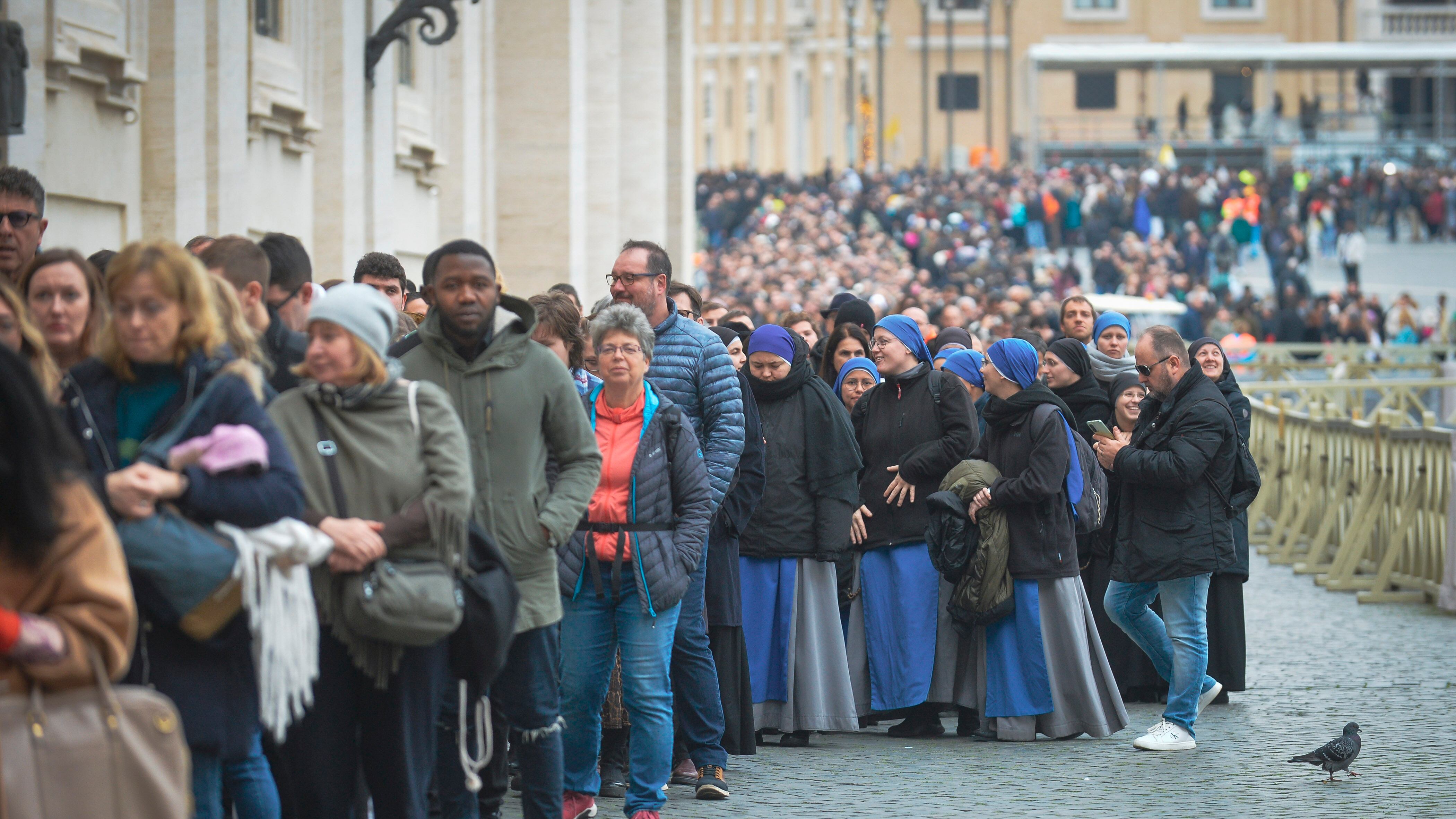Autorità, cardinali e la folla dei 65mila: sfila a San Pietro il popolo di Benedetto