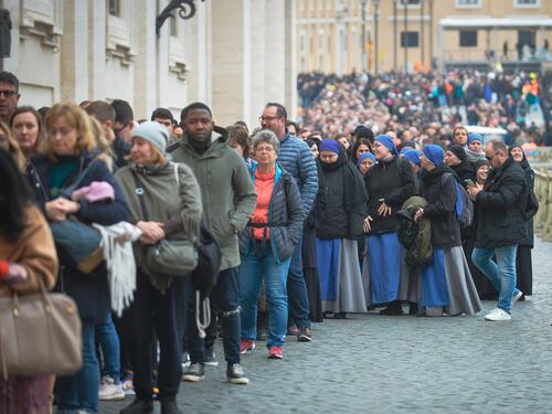 Autorità, cardinali e la folla dei 65mila: sfila a San Pietro il popolo di Benedetto