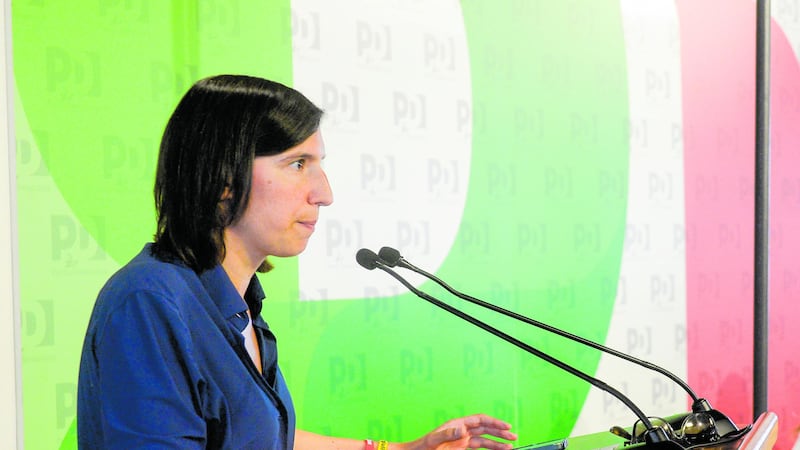 Elly sfida Giorgia e minaccia Conte: uno non vale uno 5s: allora primarie