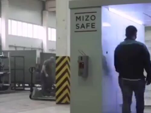 Coronavirus, il tunnel speciale che disinfetta i visitatori di Putin