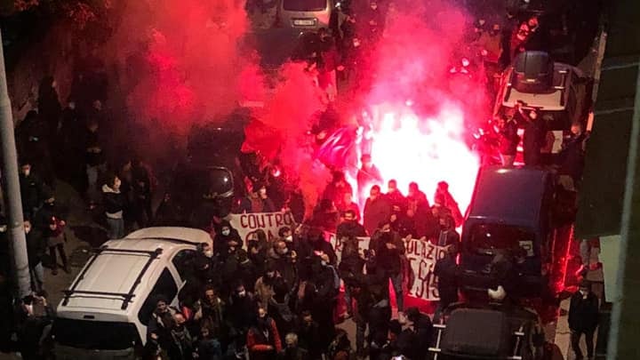 I "compagni" contro i poliziotti. Ma per gli intellò di sinistra è "resistenza"