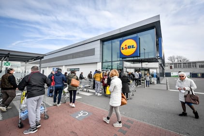 Code al supermercato nella zona del lodigiano colpita dal Coronavirus 1