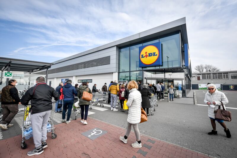 Code al supermercato nella zona del lodigiano colpita dal Coronavirus 1