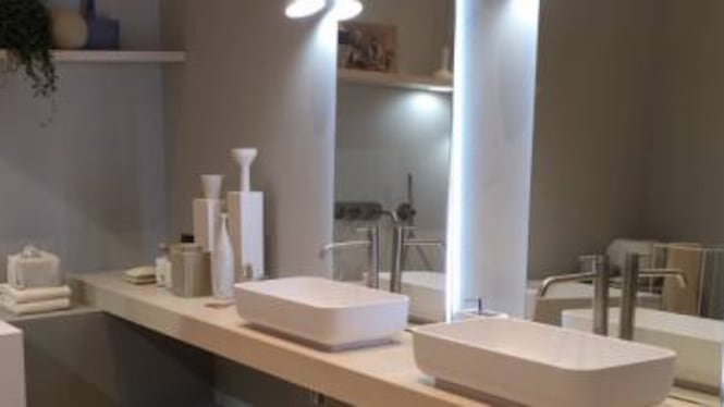Russia, usava il cellulare nella vasca da bagno. Muore folgorata