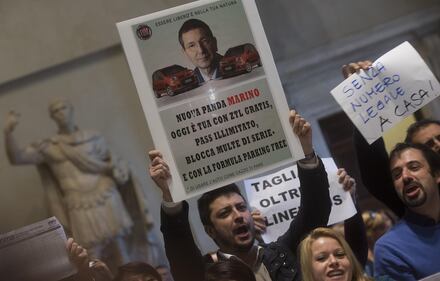 Marino evita le dimissioni: bagarre in Campidoglio 1
