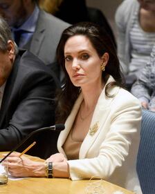 Angelina Jolie, 40 anni da diva: attrice impegnata, donna supersexy 24