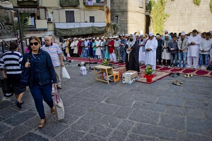 Napoli invasa: i musulmani festeggiano Allah 9