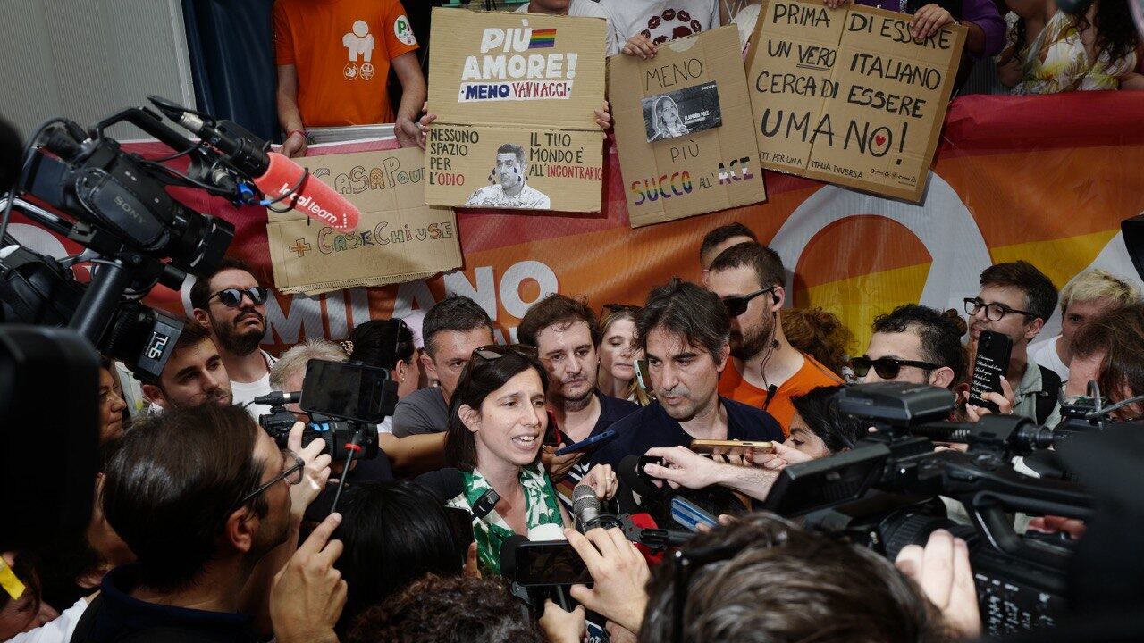 Schlein fa il comizio al Pride, quattro giornalisti molestati