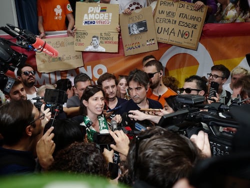 Meloni coi baffi da Hitler e slogan contro Israele: ecco il Pride non inclusivo di Milano