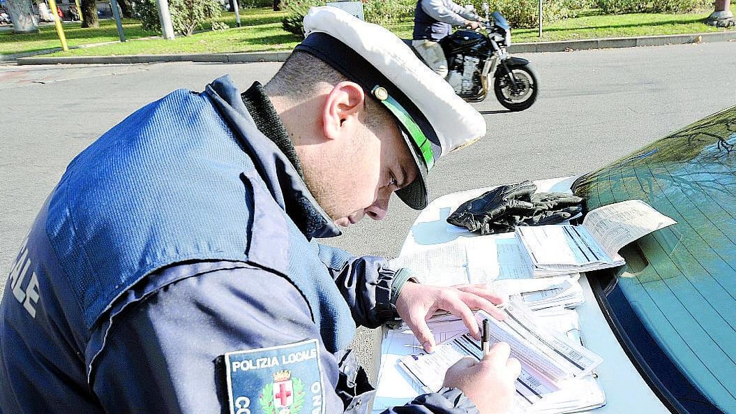 Il doppiogioco del sindaco: spegne Area C e multa la sosta