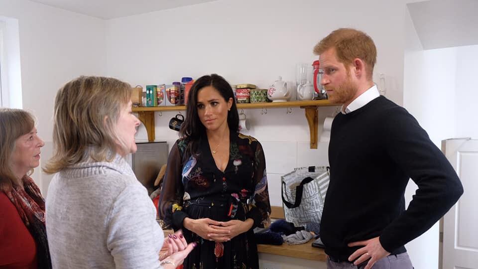 I parenti di Meghan la mettono in difficoltà con la Regina