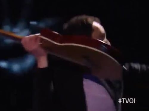 The Voice, eliminato dai giudici spacca la chitarra: "Penso che sia una m..."