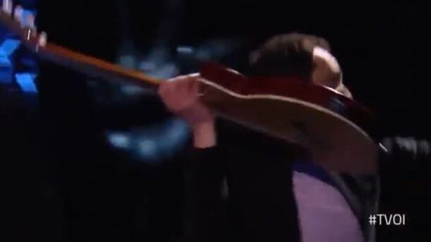 The Voice, eliminato dai giudici spacca la chitarra: "Penso che sia una m..."